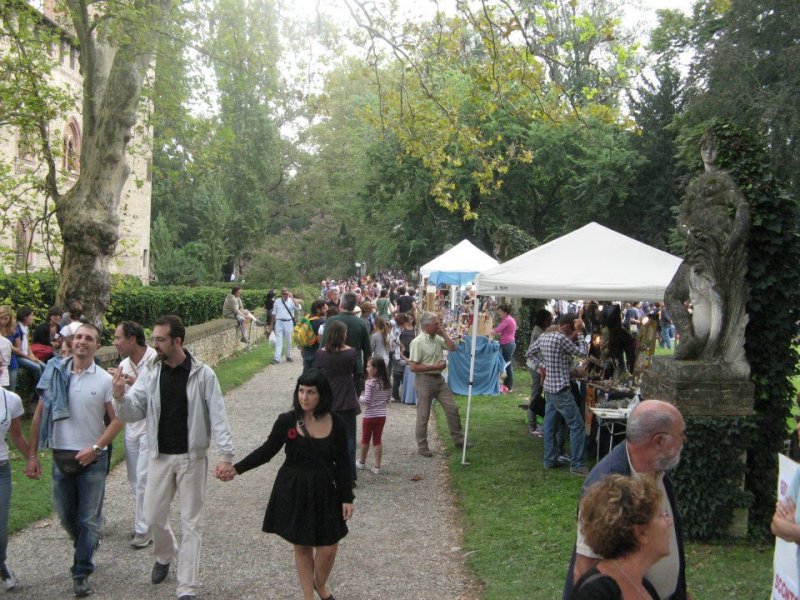Espositori e visitatori nel parco durante una precedente edizione
