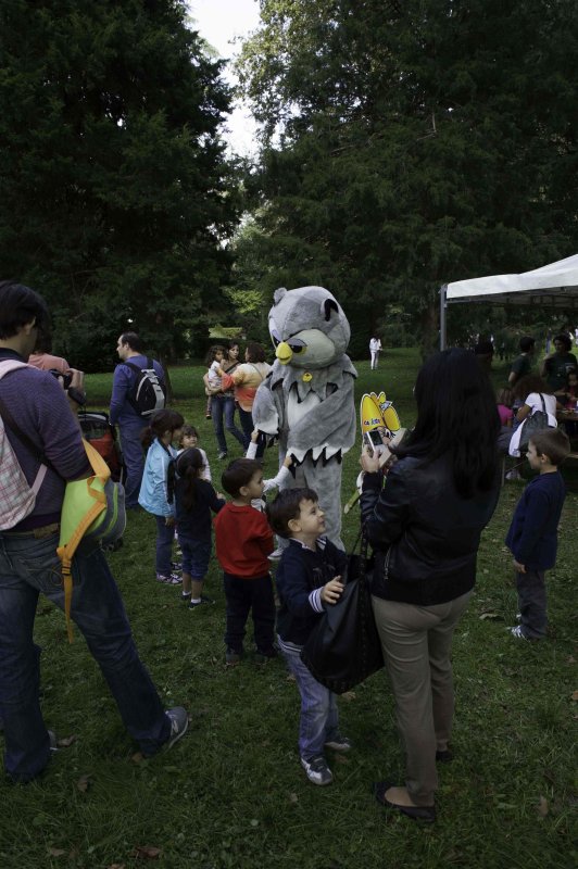 La mascotte del Festival insieme ai bambini